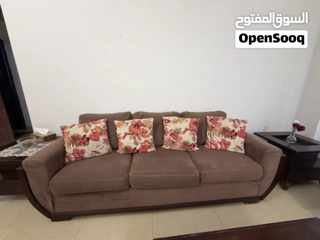 اثاث مستعمل للبيع 300 دينار قابل ل التفاوض  كنب وطاولة وسط وجانبيات زان وطاولةسفرة وطاوله تلفزيون 2