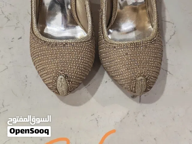كعب عالي ذهبي