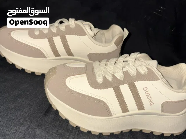 للبيع كوتشي حريمي من شي إن