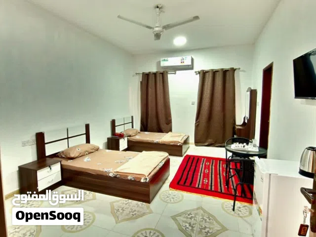 غرف مفروشه بجانب ذا فيلج والمطار  يصلح لوظفات المطار وذا فبلج يشمل ماء وكهرباء ونت
