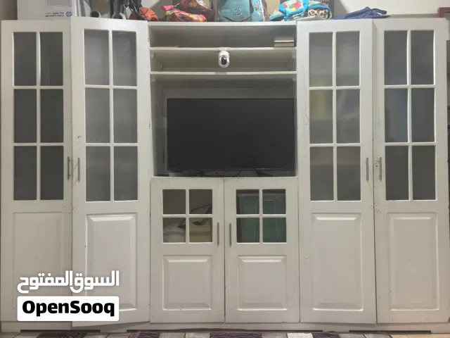 طقم كنب وكبت بمكتبة تلفزيون