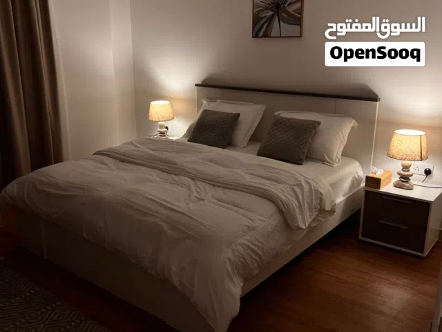 شقة فاخرة بطابع فندقي/للإيجار اليومي و اسبوعي والشهري والسنوي قريب من كل الخدمات . خلف فندق هولدي ان