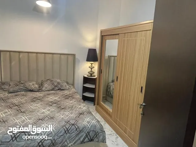 للايجار الشهري شقه مفروشه بالكامل غرفه وصاله مع حمامين و بلكونه