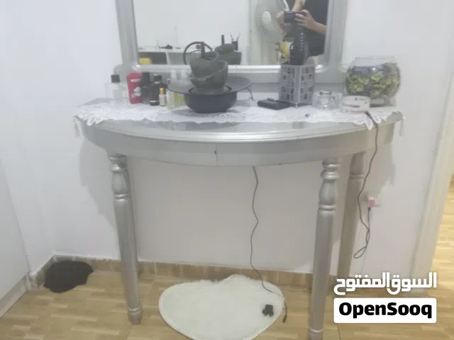 موجود كونسل حجم كبير تفصيل لون سكني خشب زان بيجي طقم مع مرايه حجم كبير