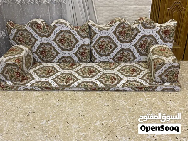 جلسات استقبال او ديوان الاستخدام شي قليل ألوان الأحمر والثانية أبيض