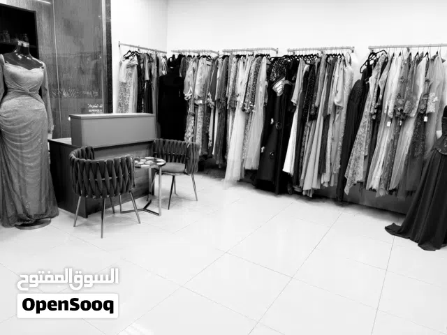 فرصة للتنازل: محل فساتين وعطور مجهز بالكامل (مشغل ومعرض) - بني ياس