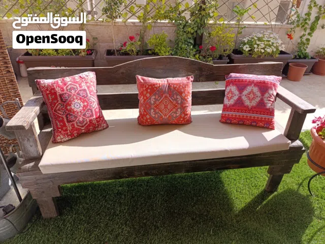 طقم جلوس حدائق خشب ريفي نظيف (بحاجة لدهان)
