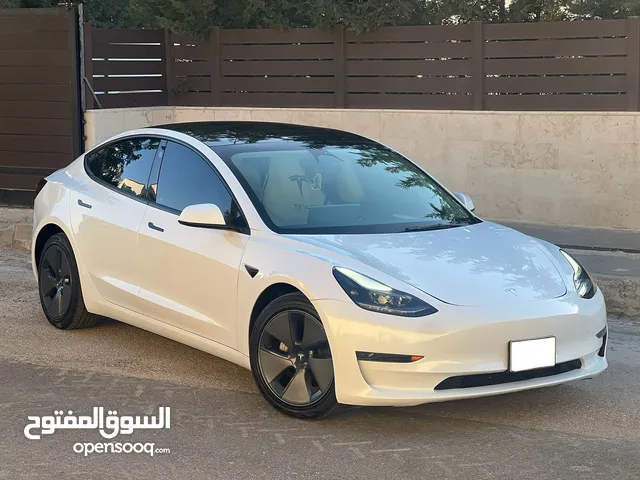 تيسلا 2022 ستاندرد بلص داخلي ابيض بحاله الوكاله