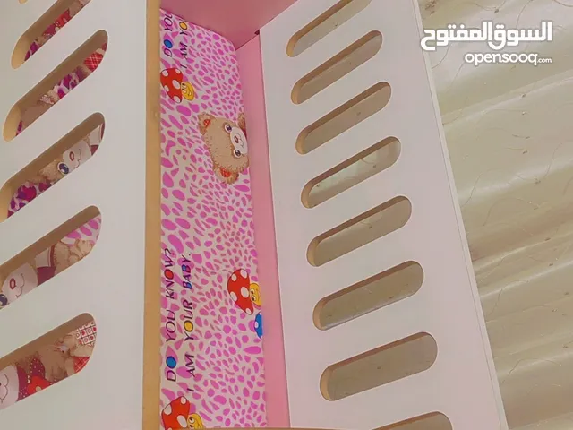 سرير بيبي مع فرشة تفصيل للبيع بدون مسامير بتركب وبحالة ممتازة وممكن ازالة الجزء التاني ويضل مفتوح