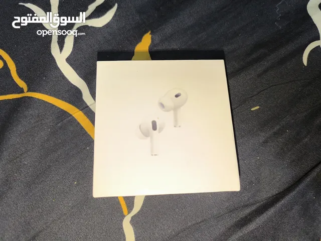 سماعات AirPods pro تقليد ولكنها مماثله الاصليه مفكوكه لغرض التأكد من أنها شغاله ما فيها اي اعطال