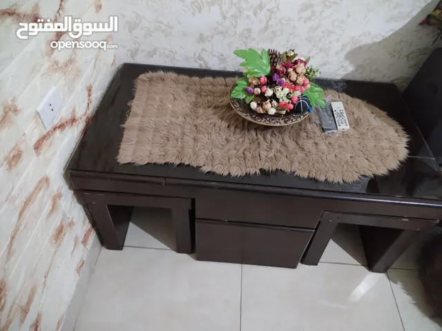 طاولات خشب وحده كبيره و4صغار لون بني بحاله جيده طاولات للصالون وطاوله سفره خشب تقيل