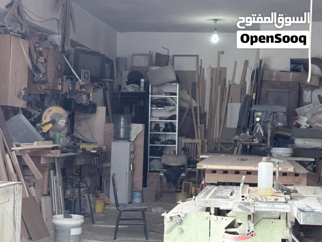 منجره للبيع كامل العدد وكامل الخشب كامله متكامله مع العدد بس ادفع بحق الله وبلش اشتغل