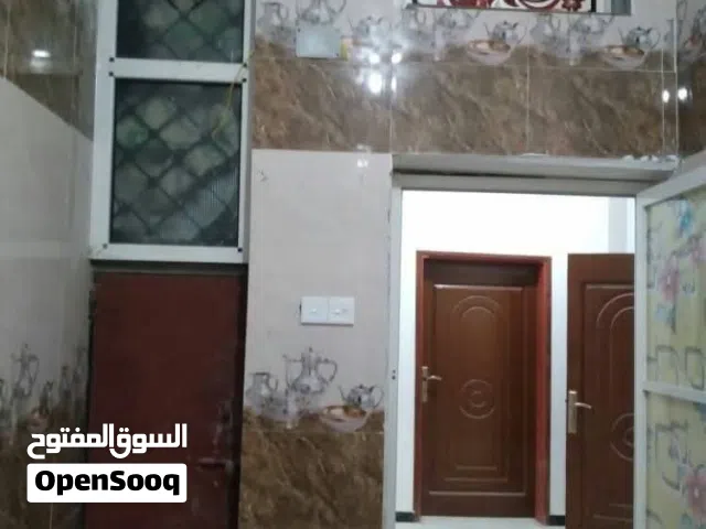 شقة للايجار  ثلاث غرف وصاله وحمامين ومطبخ  قريب حزيز  مقابل  جامعة 21 ستمبر و مستشفى 48 حارة خميس