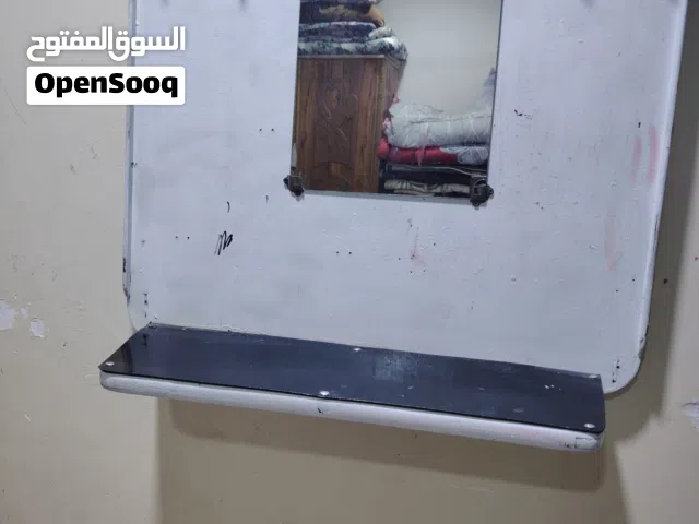 مرايا مع رفف وتعاليك بسيطة بلون ابيض مستعمله أريدها ب 10