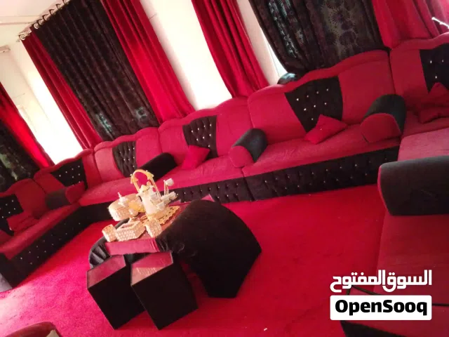 جلسة خليجية تفصيل 18 مقعد مع 6 مراكي و 9 قرن وطاولة كبيرة مع اربع صغار مع ثلاث برادي كل برداية 3 قطع