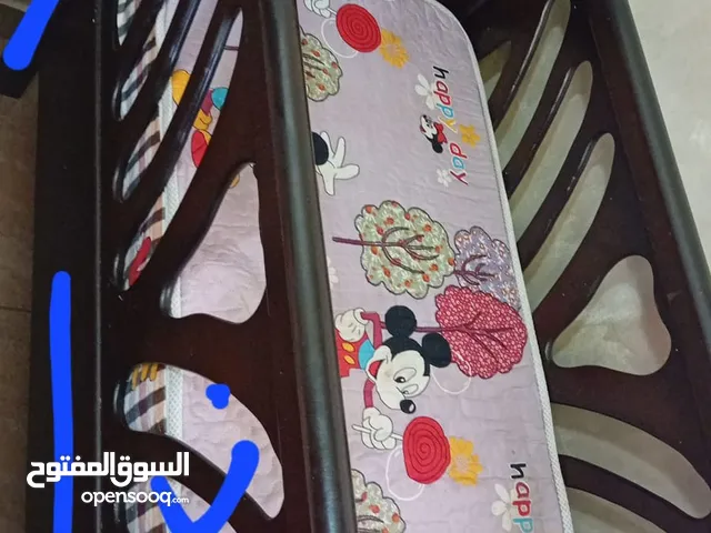 تخت بيبي مستعمل بحالة جيدة جدا خشبو ممتاز وفرشة تفصيل بيفتح جهة الأم الجادين الرجاء تواصل ع واتس آب