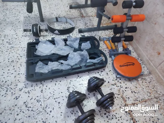 كرسي تمارين متعدد الوظائف وحقيبة أوزان وأوزان إضافية وكرسي مقاومة وحزام ظهر وعجلة بطن