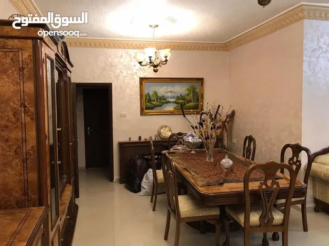 شقة ارضية للبيت من المالك مباشرة 3 غرف نوم مع ترس امامي و كراجين في منطقة الجبيهة للبيع بسعر مميز