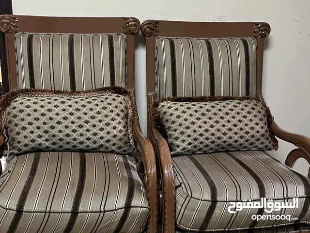 طقم كنب مرتب فخم ونضيف لغرفة الضيوف ، استخدام خفيف وسعره ولا أروع