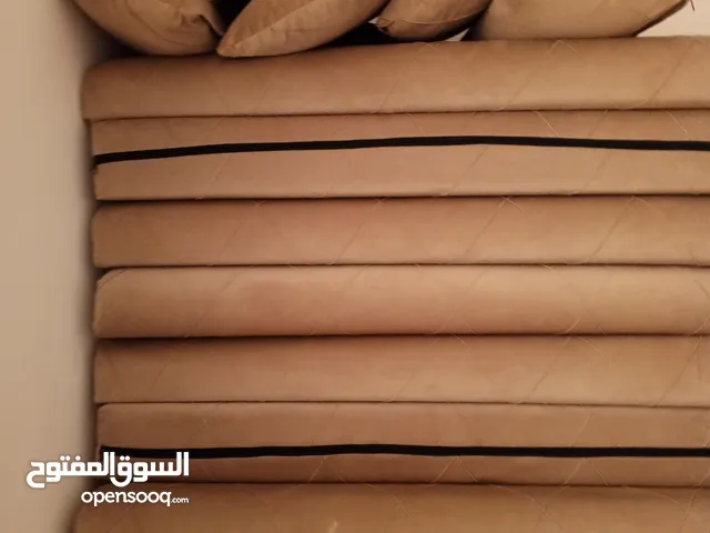 جلسة وتكون من 6مساند و 6منادير وزويات
