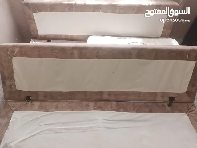 يوجد كنب وبنفس الوقت تخت ويوجد قوارين خشب ثقيل للديكور وخزانه للتواصل على الرقم