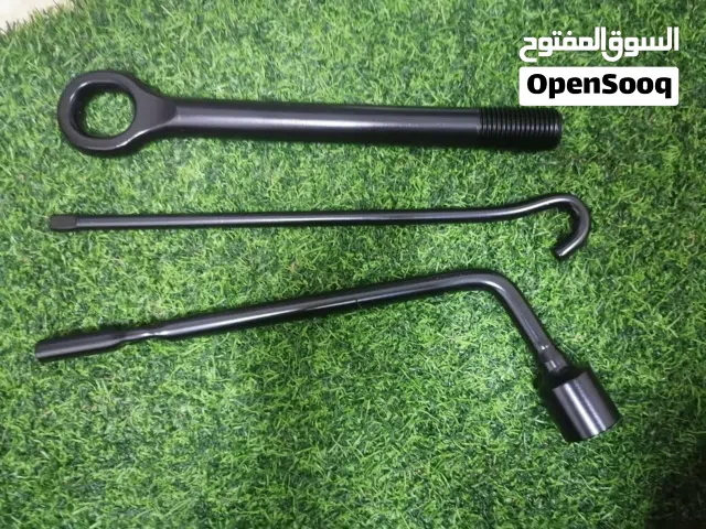 أدوات تغيير الإطارات changing tyre tools