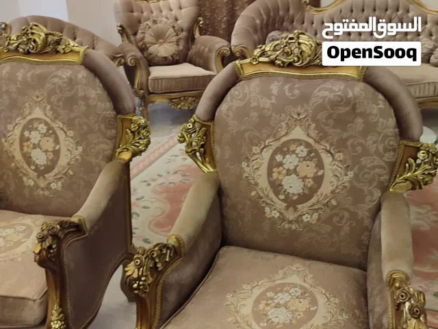 صالون مدهب مستعمل حاله جيده وطرابيزه رخام اسبانى