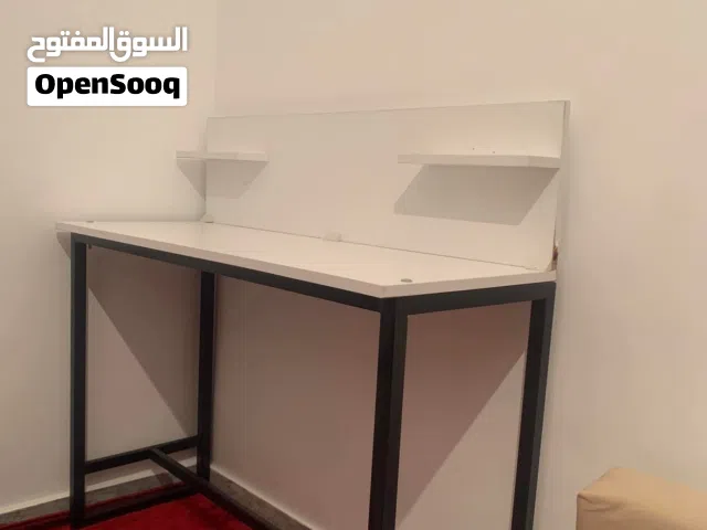 طاولة بحالة ممتازة
