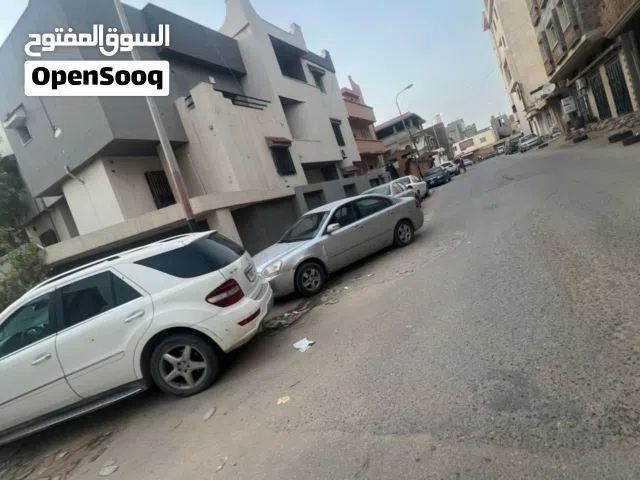 مبنى ممتازخدمي يتطل علي واجهتين للإيجار في جامع الصقع يتكون من بدروم و شقتين كبار نظام مناسيب وجنان