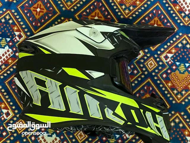 للبيع خوذات