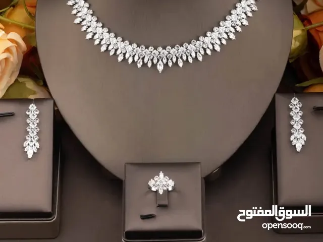 طقم نسائي أنيق مع الملحقات و التوصيل مجاني ، حرفياً انيق و راقي و ذرب و يناسب للمناسبات ،واتساب فقط.
