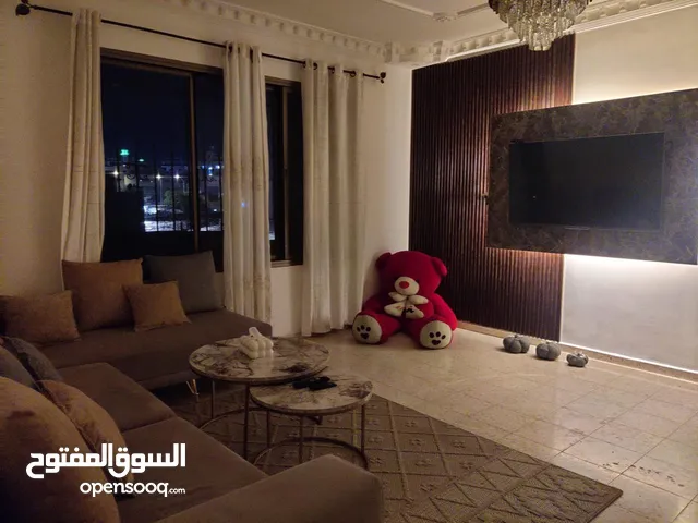 متوفر شقة بطولكرم دوار السلام دخلة ريم البوادي مساحتها 135 ومع بيت الدرج 145  دلكس جاهزة  صالون كبير