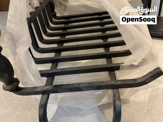 اكسسوارات موقدة نار بالاضافة الى المنصب الحديدي الاسود وطابتين ذهبيتين