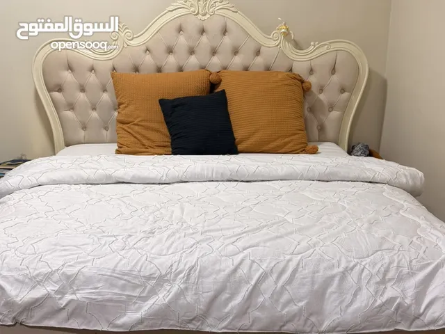 سرير كامل مع ملحقاته كبت طاوله تلفاز 4 حبات كنب
