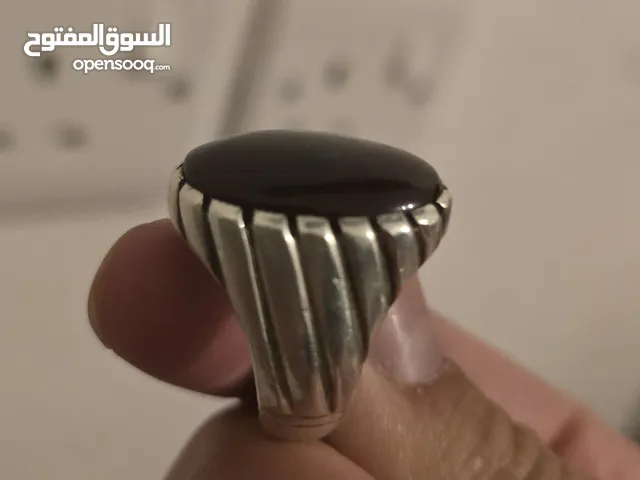 خاتم عقيق لونه يشبه كبدي والصياغة جدا اسطورية