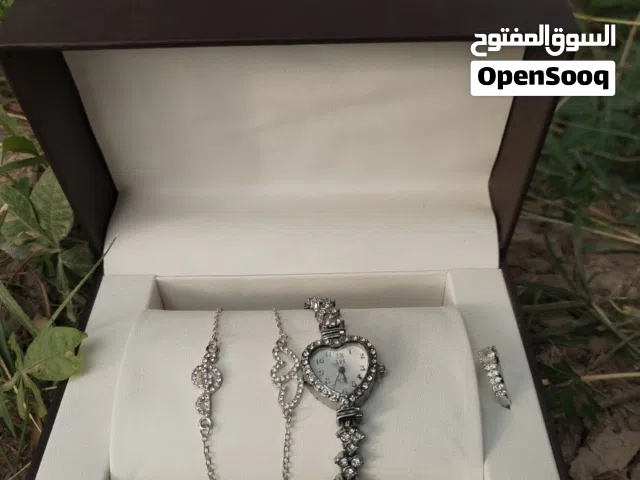 سيت مكون من 4 قطع  ساعه+سوار+سوار +محبس  متوفر باللونين الفضي والذهبي
