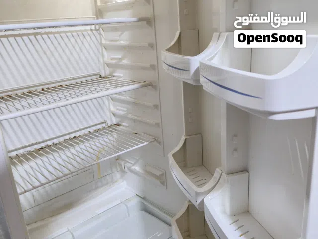 ثلاجه فستل حجم كبير نظيفه جدا جدا