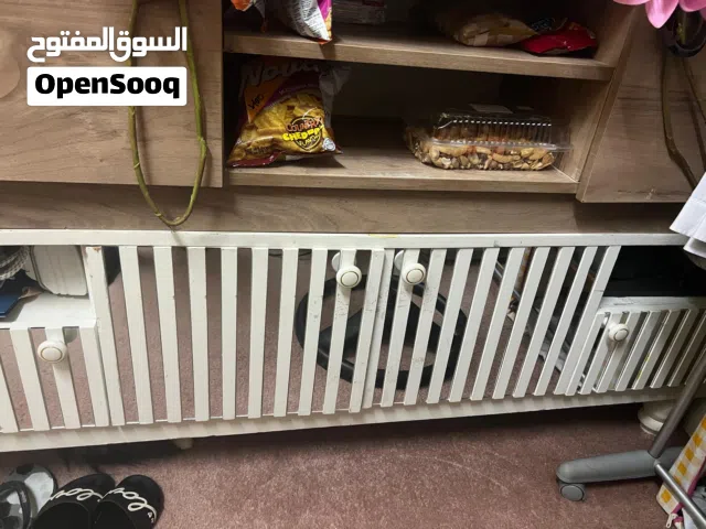 خزانت ملابس وطاولات تلفيزيون و اتنين كوميدينو و2 طاوله صغيره