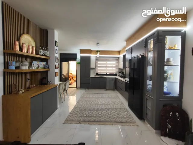 شقة سوبر ديلوكس للبيع – قرب طوارئ بيتونيا فرصة سكنية لا تفوت- موقع وسكن وتشطيب