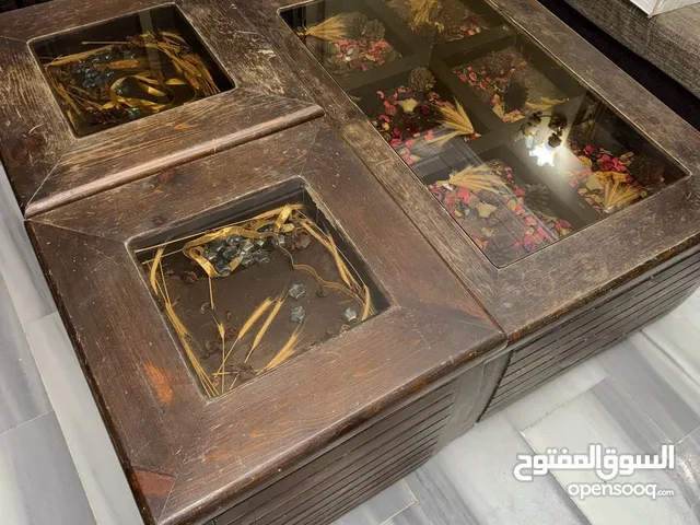 طاولة زان وسطية ( حجم 120سم*80سم ) وجانبية عدد 2 + كونسول خشب زان سطح رخام مع مراية بحالة جيدة جدا