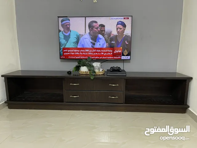 طاولة تلفاز تفصيل خشب لاتيه بحالة ممتازة للبيع مع دروج تخزين