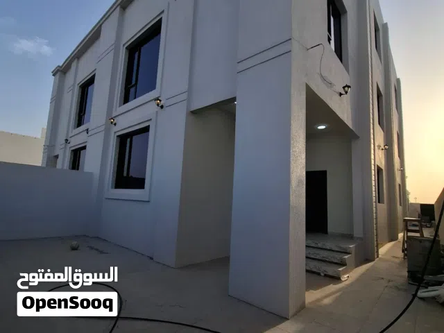فيلا راقية للإيجار أول ساكن الموالحبالقرب من جهاز الضرائب مساحة اكبر من 450 متر