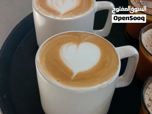 بارستا ومُعلم عصائر محترف خبرة في إدارة المشروبات والابتكار جاهز للعمل.
