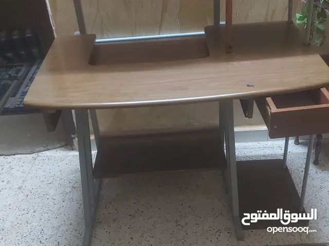 موجود طاولة كمبيوتر للبيع