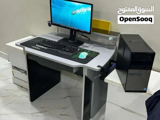 طاولة كمبيوتر نظيفة ومرتّبة – استعمال خفيف