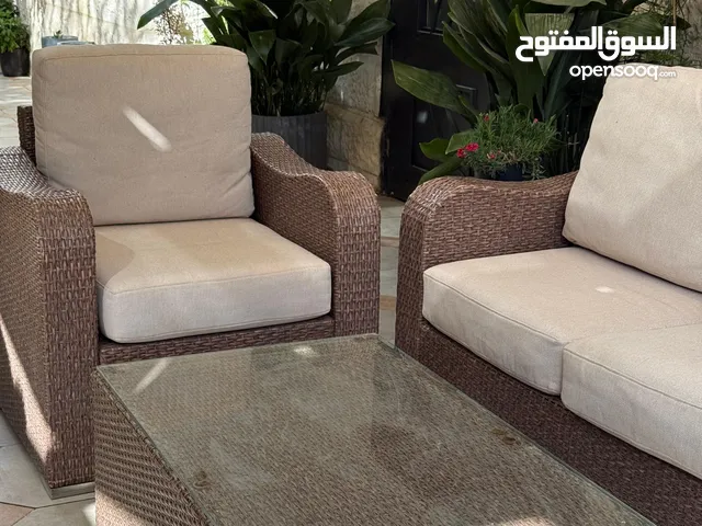 طقم بامبو للحدائق و طاولة مع كراسي بحالة ممتازة