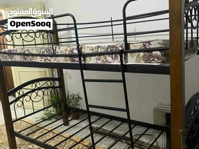 تخت طابقين تقيل ويمكن فصلو وداخل في صناعته الخشب