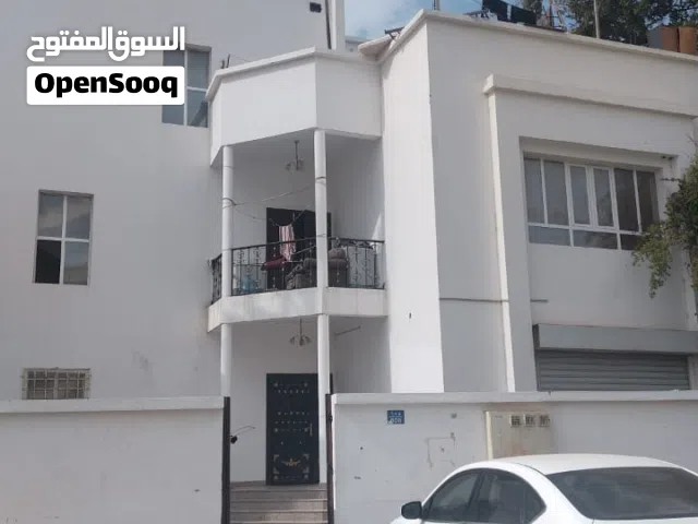 فرصة لا تتكرر مبنى سكني للبيع في قلب العذيبة بجوار البحر مباشرة بدخل شهري ثابت