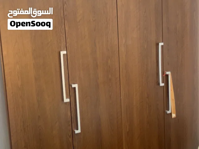 غرفة نوم كاملة مع سفرة و6 كراسي وخزانه صغيرة وانترية