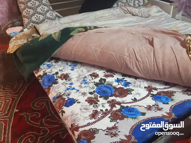 تخت غرفة نوم مع فرشة ضغط جديده مع غطاها ساتان تفصيل ووسائد وحرامات ومسبل .